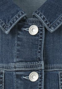 Denimjacket met een klassieke kraag, zilveren drukknoopjes, donkerblauwe stof en contrasterende stikseldetails op het voorpaneel.