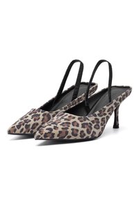 Spetsiga slingbackklackar i leopardmönstrad tyg med svarta flätade remmar och en smal klack. Mjuk textur och kontrasterande mönsterdetaljer.