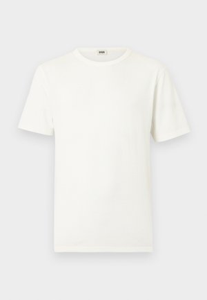 Bela bombažna majica s kratkimi rokavi, okroglim izrezom in ravnim robom. Brez vzorcev ali grafike. Enostavna, klasična zasnova.