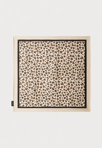 Scarf con stampa leopardata su sfondo beige, con bordo nero e tessuto testurizzato. Presenta diverse tonalità di marrone e macchie nere leopardate.