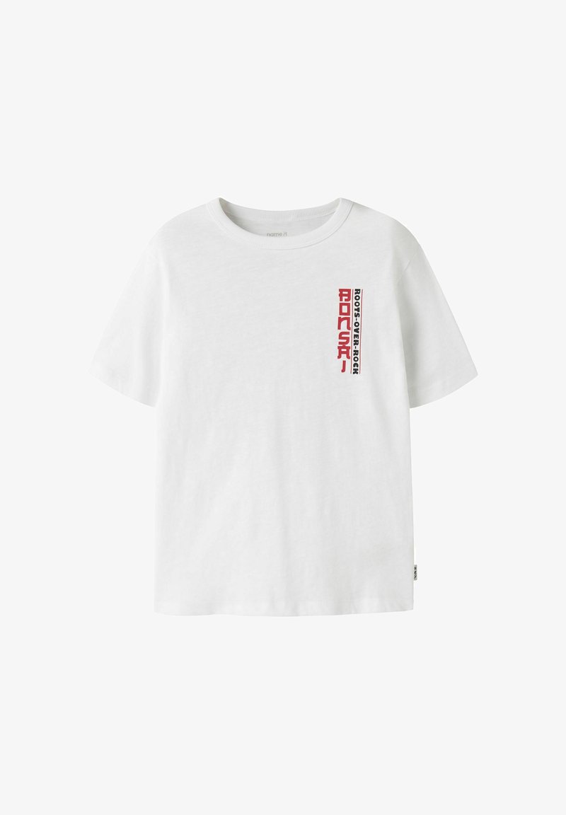Λευκό t-shirt με κοντά μανίκια και στρογγυλή λαιμόκοψη, με κάθετο κόκκινο και μαύρο κείμενο "Bonsai" και "Roots Over Rock" στο πάνω αριστερό μέρος του στήθους.