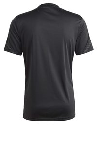 Camiseta atlética negra de manga corta vista desde atrás, con costuras visibles en las mangas y una textura de tela suave.