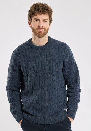 Maglione lavorato a maglia blu scuro con un motivo a treccia testurizzato, scollatura rotonda e polsini e orlo a costine. Materiale morbido, vestibilità casual.