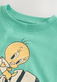 Mintgrünes T-Shirt mit einem gelben Cartoon-Vogel-Graphic, Rundhalsausschnitt und kurzen Ärmeln, aus weichem Baumwollmaterial gefertigt.