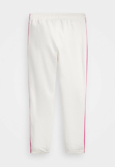 Pantalones de chándal blancos con una cintura plana y franjas laterales en rosa. Hechos de un material suave, con piernas ajustadas y puños acanalados.