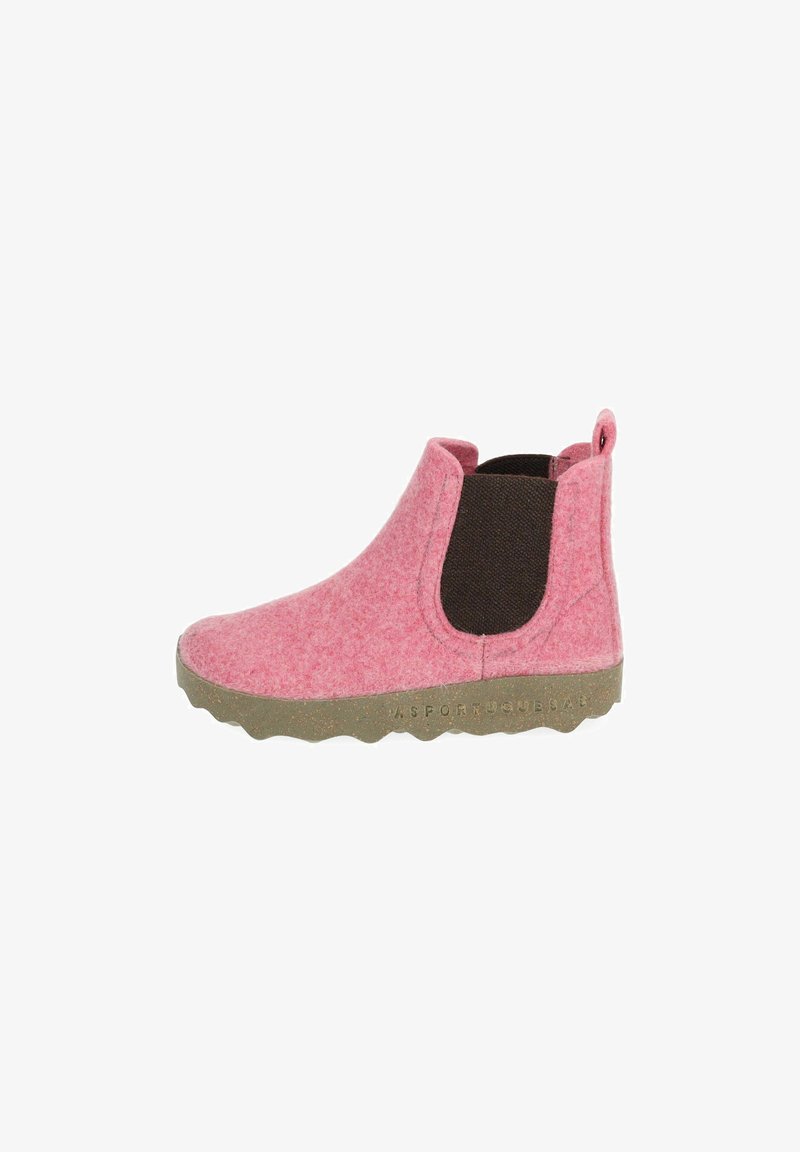 Růžová filcová kotníková bota s hnědým elastickým bočním panelem a zelenou gumovou podrážkou. Obsahuje poutko na zadní straně pro snadné obouvání.