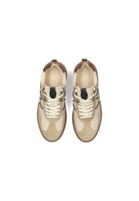 Baskets de sport beiges et marron avec des textures en mesh et en suède, dotées de lacets beiges, d'accents noirs et d'un design à bout rond.