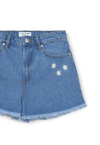 Shorts in denim azzurro con orlo sfrangiato, caratterizzati da un design a cinque tasche e ricami floreali di margherite bianche con centri gialli sulla parte anteriore.