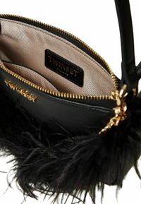 Borsa a tracolla in ecopelle nera con zip dorata, rifinitura in piume e interno foderato con etichetta del marchio. Include un accento a catena.