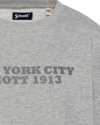 Szary bawełnowy sweatshirt z okrągłym dekoltem, z wyraźnym ciemnoszarym napisem "NEW YORK CITY SCHOTT 1913" nadrukowanym z przodu. Metka wskazuje rozmiar L.