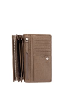Portafoglio in pelle marrone con più scomparti per carte, comparto con zip e chiusura a pressione. Superficie testurizzata con un sottile dettaglio di branding.
