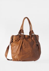 Borsa a tracolla in pelle marrone con due manici, design morbido e tracolla rimovibile. Presenta minuteria in metallo e un charm decorativo.