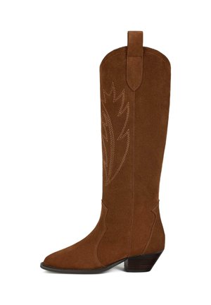 Barna velúr cowboy csizma hegyes orral, középmagas vádlival, dekoratív varrással és rövid, rakott sarokkal.