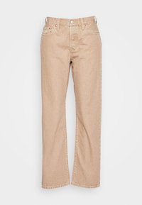 Jean beige à jambes droites avec cinq poches, passants pour ceinture et fermeture par bouton, fabriqué en tissu denim.