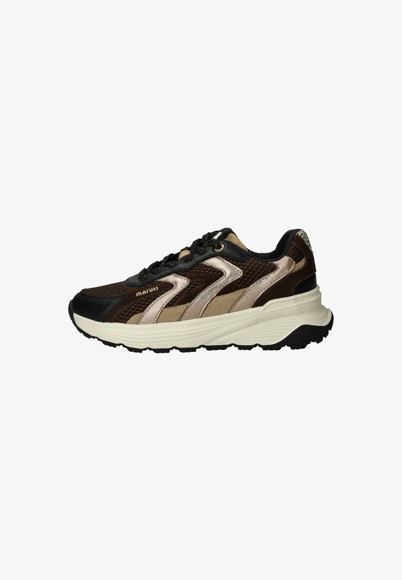 Zwarte en bruine sneaker met bovenwerk van mesh en suède, voorzien van zilveren accenten, textuurpatronen en een gewatteerde witte zool met zwarte profiel.