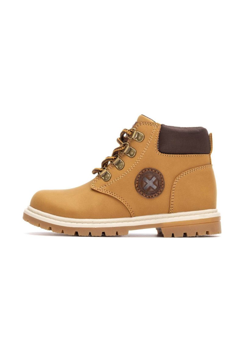Botas de tobillo de cuero marrón con puño de tela marrón, ojales de metal y cierre de cordones. Cuenta con suela texturizada y parche de logo circular.