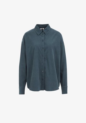Chemise boutonnée en teal foncé avec un col, des manches longues et une coupe décontractée. Fabriquée en tissu doux avec une texture lisse ; présente des boutons sur le devant.