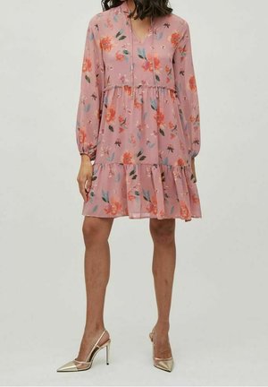 Abito floreale rosa con maniche lunghe, design a strati e scollatura a V. Presenta motivi floreali arancioni, blu e verdi su tessuto trasparente.