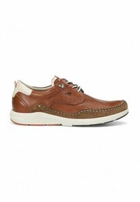 Zapato de cuero marrón con un acabado texturizado, acentos blancos, punta redonda y detalles cosidos; presenta cordones grises y una suela de goma.