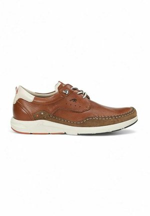 Zapato de cuero marrón con un acabado texturizado, acentos blancos, punta redonda y detalles cosidos; presenta cordones grises y una suela de goma.