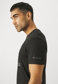 Columbia RAPID RIDGE™ GRAPHIC TEE - Marškinėliai su spaudiniu - black/hood nig