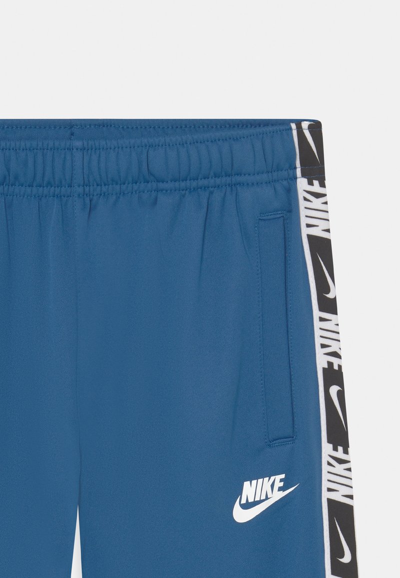 Kinder Shirts | Nike Sportswear REPEAT Jogginghose marina blue/black/white/blau - NY38241 Kinder Shirts | Nike Sportswear REPEAT Jogginghose marina blue/black/white/blau - NY38241