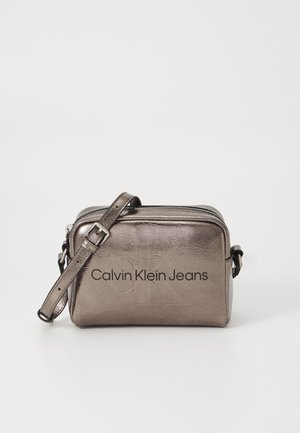 Calvin Klein Jeans SCULPTED CAMERA BAG - Geantă crossbody - gunmetal