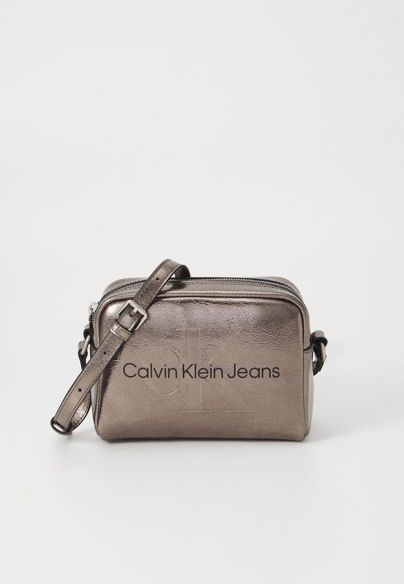 Calvin Klein Jeans SCULPTED CAMERA BAG - Taška cez plece - gunmetal