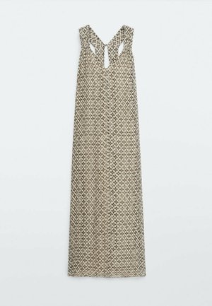 Robe longue sans manches en tissu beige avec un motif géométrique marron, présentant des découpes en forme de trou de serrure dans le dos et une silhouette fluide.