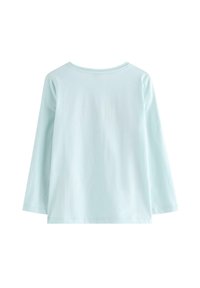 Vaaleansininen pitkähiha-paita, valmistettu pehmeästä puuvillasta, pyöreällä pääntiellä ja rento istuvuus. Siinä on yksinkertainen, tasainen tekstuuri.