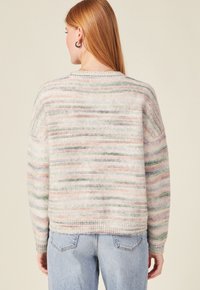 Mehrfarbiger Pullover aus weichem, strukturiertem Stoff mit horizontalen Streifen in Pastelltönen. Hat eine lässige Passform und einen gerippten Saum.