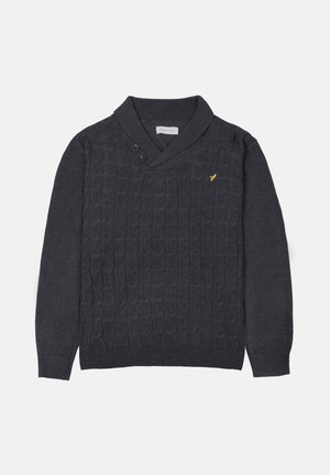 Pull en tricot gris foncé avec une texture en torsade, col châle, détail à deux boutons et un petit logo jaune sur la poitrine.