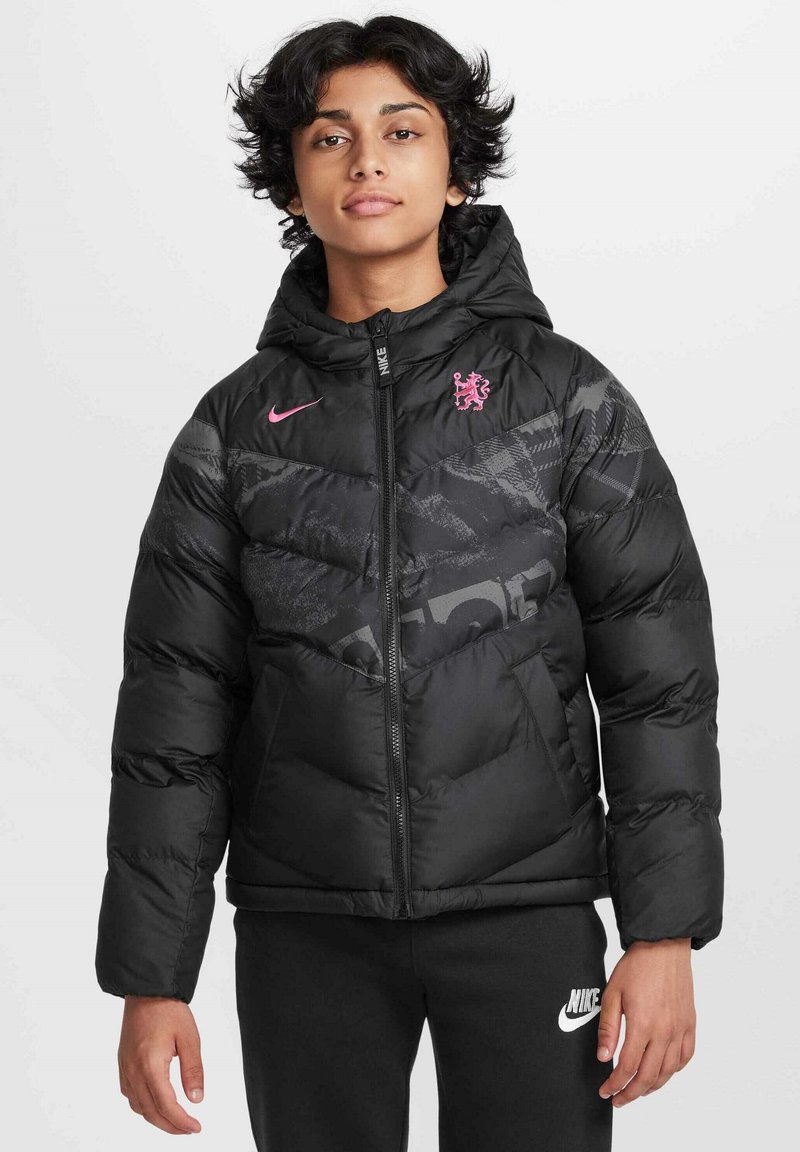 Chaqueta negra acolchada con capucha, que presenta un logo de Nike en rosa y un emblema de león. Los paneles texturizados añaden interés visual, terminada con un cierre de cremallera.