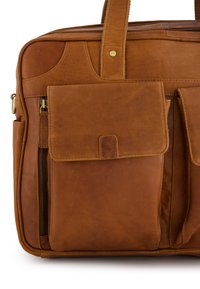 Brązowa skórzana teczka z przednią kieszenią z klapą, widoczny zamek błyskawiczny, górny uchwyt i mosiężne wykończenie przy guzikach.