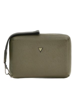 Alyvuogių žalios tekstūros piniginė su užtrauktuku, riešo dirželiu ir mažu auksiniu trikampiu logotipu. Lygus audinys ir struktūruota forma.