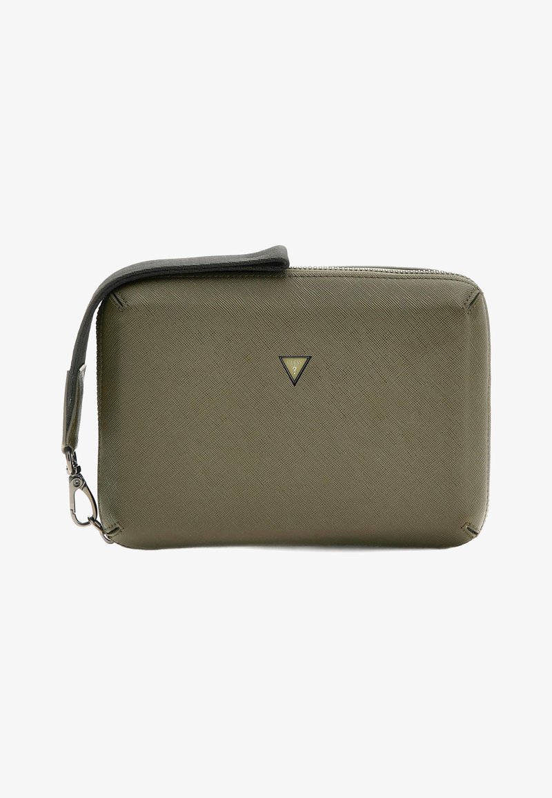 Alyvuogių žalios tekstūros piniginė su užtrauktuku, riešo dirželiu ir mažu auksiniu trikampiu logotipu. Lygus audinys ir struktūruota forma.