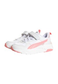 Scarpe da ginnastica bianche con dettagli rosa, dotate di una tomaia in rete e sintetico, due cinturini in velcro e un design della suola chunky.