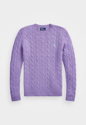 Pull violet à col ras du cou en maille torsadée avec manches longues et petit logo brodé sur la poitrine gauche provenant de Polo Ralph Lauren.