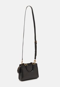 Musta, teksturoitu nahkalaukku, jossa on yläkahva ja säädettävä olkahihna. Varustettu kultaisella metalliosalla ja vetoketjutöpselillä. Kompakti suorakulmainen muoto.