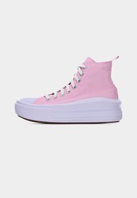 Ροζ καμβάς αθλητικό παπούτσι υψηλής κορυφής με λευκά κορδόνια και παχύ, ανοιχτό μοβ πάτο πλατφόρμα, εμφανιζόμενο σε αριστερό προφίλ πλευράς.