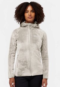 Giacca in pile grigio chiaro con zip frontale e cappuccio, caratterizzata da una texture liscia e tasche laterali, progettata per calore e comfort.