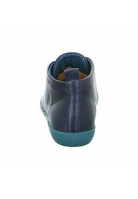 Stivale alla caviglia in pelle blu navy con una forma arrotondata, suola a contrasto color teal e un tacco basso. Presenta una texture liscia e una linguetta sul retro.