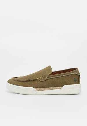 Scarpa slip-on casual verde oliva con suola in gomma bianca, tomaia in tessuto, dettagli cuciti e piccolo logo scuro sul tallone.