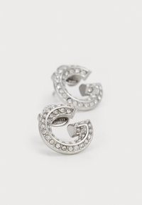 Orecchini in argento a forma di lettera "G", con una fila di piccole gemme trasparenti lungo il bordo esterno e una finitura lucida.