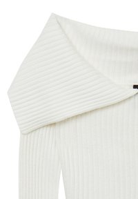 Tissu tricoté blanc à côtes avec un large col hors-épaule replié sur un côté.