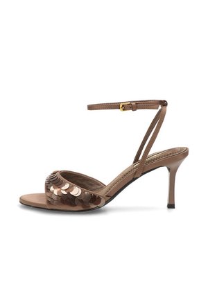 Sandalia marrón de tacón alto con puntera abierta, correa en el tobillo y hebilla dorada, con lentejuelas redondas brillantes en la correa frontal.