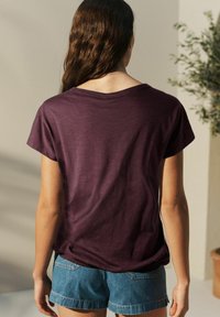 Next V-NECK BUBBLE HEM - REGULAR FIT - T-Shirt print - red print