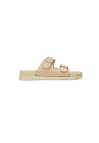 Sandalia deslizante de ante en tono marrón claro con dos correas ajustables, que presenta herrajes plateados y una suela ligera texturizada con un diseño similar al yute.