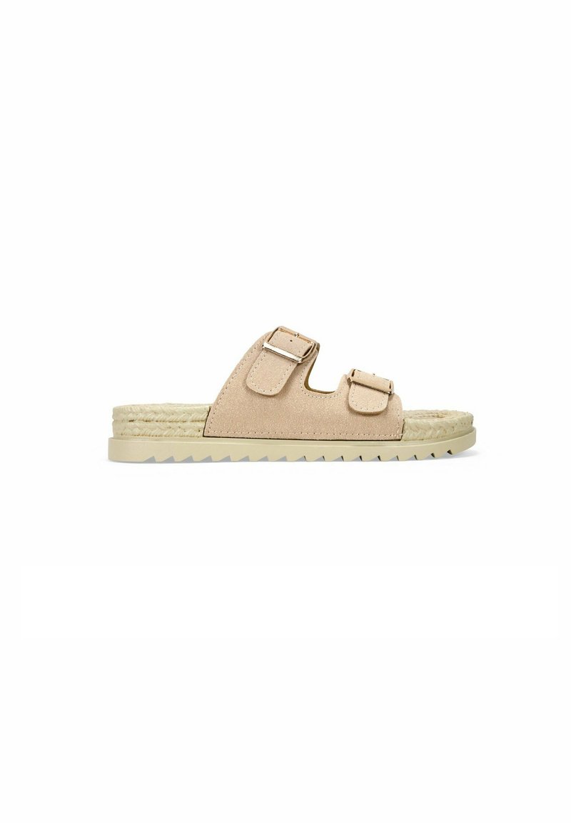 Sandalia deslizante de ante en tono marrón claro con dos correas ajustables, que presenta herrajes plateados y una suela ligera texturizada con un diseño similar al yute.