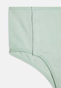 Mintgroene hooggeplaaste slip van zachte katoen, met een elastische tailleband en afgewerkte randen met platte naden voor comfort.